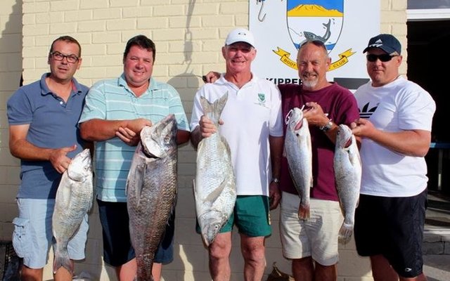 Van die top-wenners van die dag, met vlnr Niel van Niekerk, LJ Fourie en Brian McFarlain, saam met twee vakansiegangers wat deelgeneem het, Wouter Meiring en Jacques Viviers (Jnr).